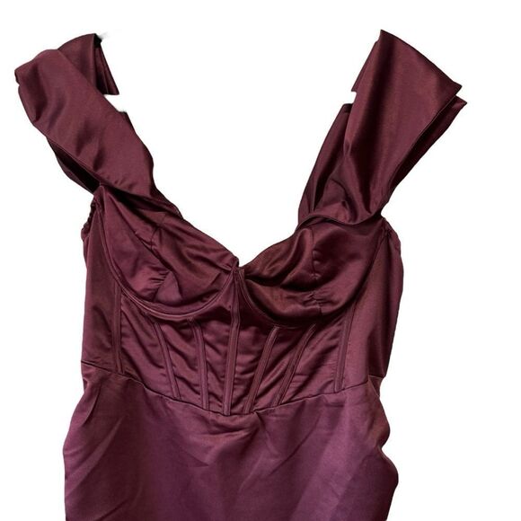 Prettylittlething PLUS PLUM STRUCTURED SATIN CUPPED RUCHED SKIRT BODYCON DRESS - Picture 7 of 12